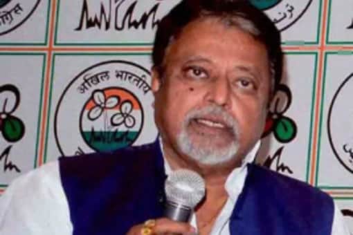 Meanwhile, Mukul Roy visited the Assembly yesterday for a very short time to attend a meeting of the finance committee.
(File pic:PTI) Meanwhile, Mukul Roy visited the Assembly yesterday for a very short time to attend a meeting of the finance committee.
(File pic:PTI)