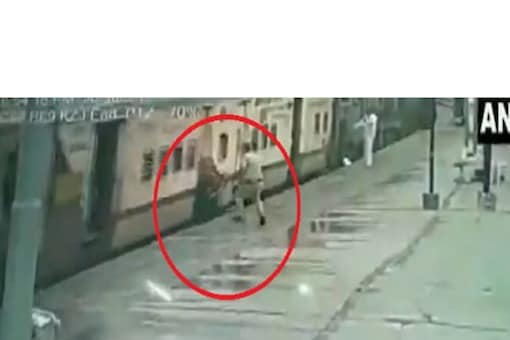 महिला इसके पीछे भागते हुए इस ट्रेन को पकड़ने की कोशिश करती है। महिला इसके पीछे भागते हुए इस ट्रेन को पकड़ने की कोशिश करती है।