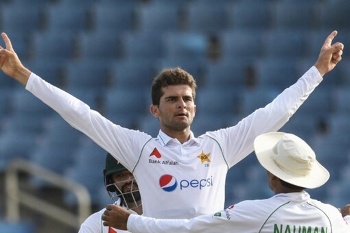 पाकिस्तान ने कड़ा स्कोर बनाकर वेस्टइंडीज के शीर्ष क्रम को हटा दिया है।