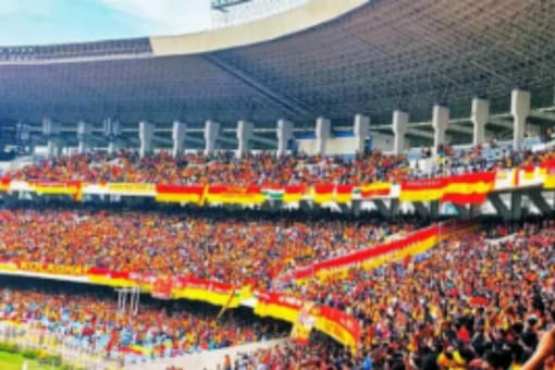 East Bengal fans watching the match (Twitter)