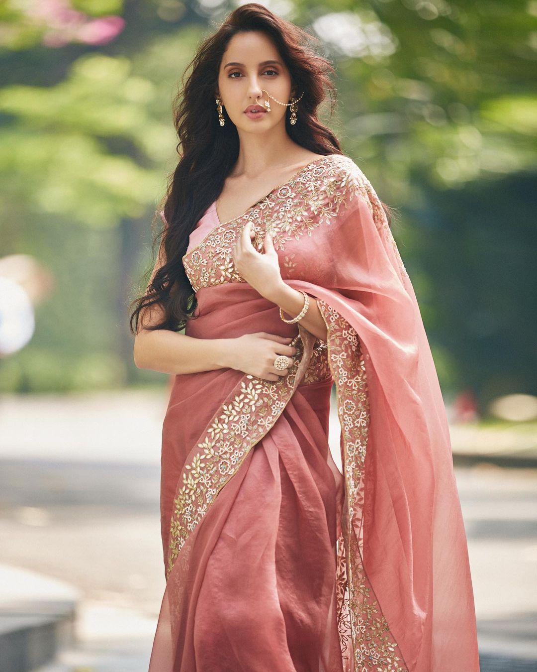 Nora Fatehi looks like a dream in the pink saree with the embellished border.