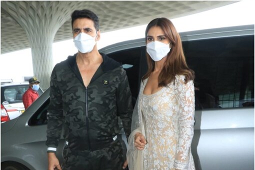 Akshay Kumar and Vaani Kapoor at the Mumbai airport.