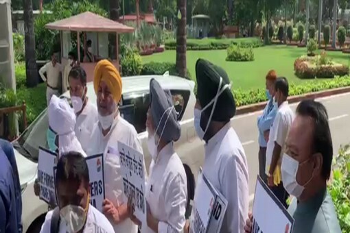 Opposition leaders protest against farm laws. 