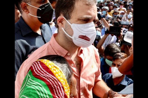 Rahul Gandhi meets parents of the minor girl who was raped and killed in Delhi. (Twitter)