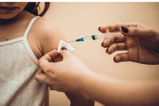 The Stiko said vaccinations are now also recommended because the committee expects that children are at a higher risk of catching COVID-19 during the current fourth wave of infections.(Image: News18)
