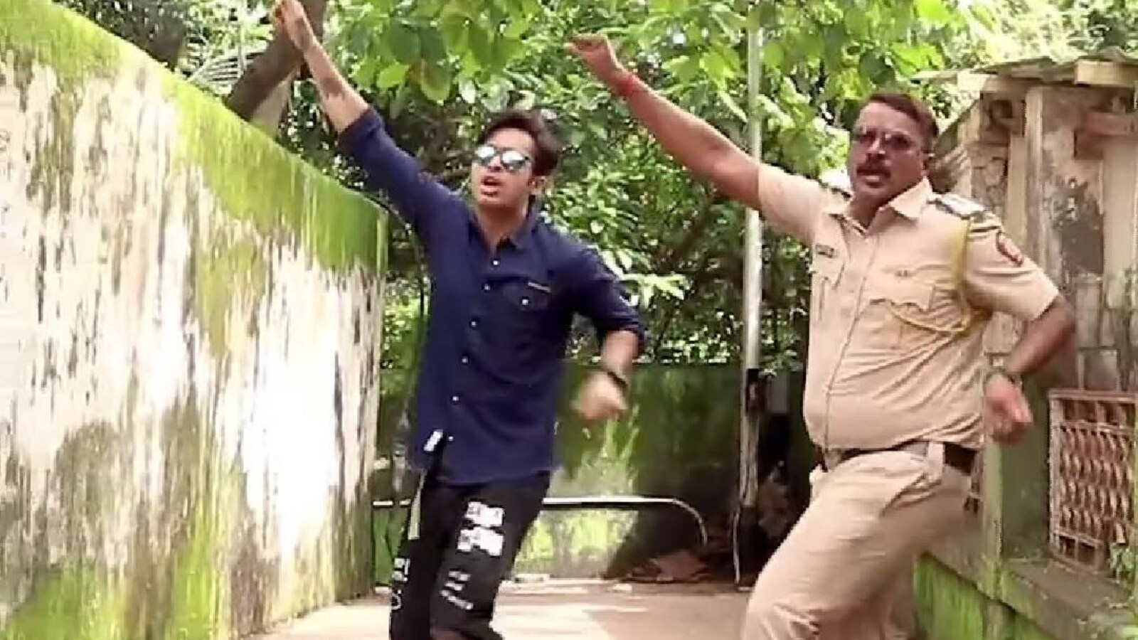Mumbai Cop's Sensational Dance Moves Has the Internet Wanting More, Watch Viral Video