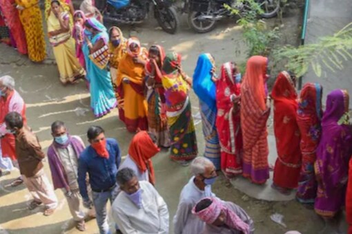 राजस्थान में पंचायत समिति और जिला परिषद चुनाव में वोट डालने के लिए कतार में खड़े मतदाता (फाइल फोटो: पीटीआई)