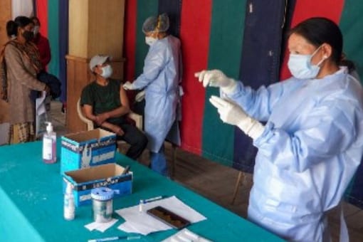 A health worker (C) inoculates a man with the Covidshield Covid-19 coronavirus vaccine. (Representative image from AFP) A health worker (C) inoculates a man with the Covidshield Covid-19 coronavirus vaccine. (Representative image from AFP)