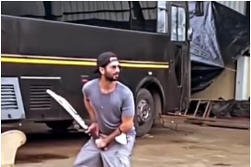 Shahid Kapoor playing cricket on the sets during the shoot
