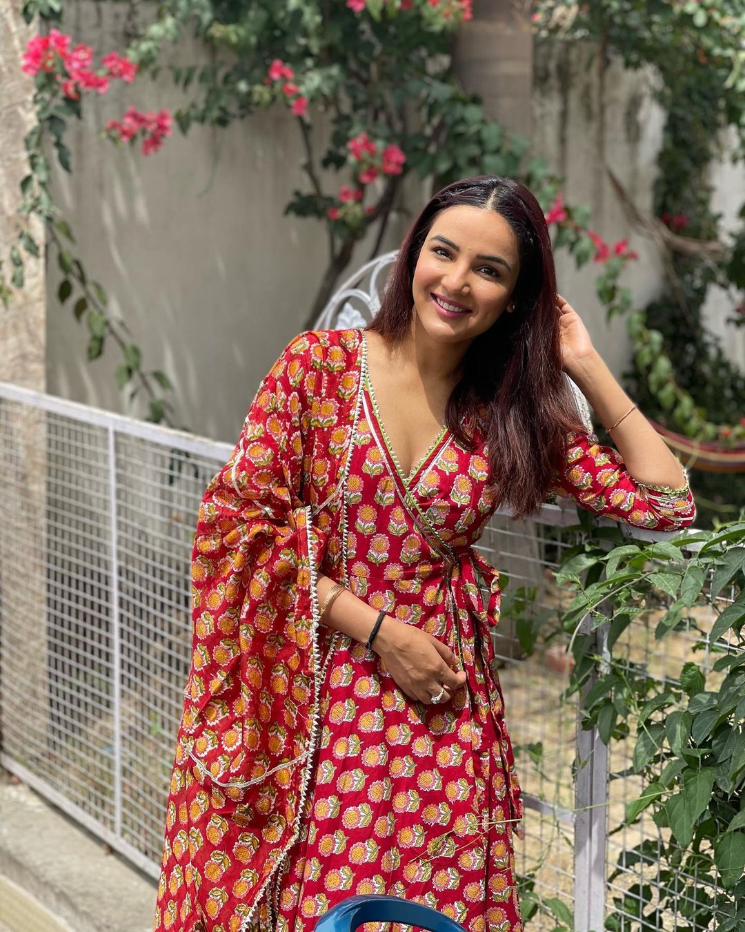 Jasmin Bhasin looks beautiful in the red cotton suit.