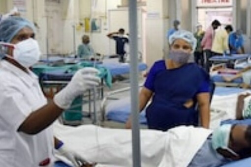 जबलपुर के सरकारी अस्पताल में भर्ती काले फंगस संक्रमण से पीड़ित 50 से अधिक मरीजों के परिजनों ने राज्य के अधिकारियों का घेराव किया था.  प्रतिनिधि चित्र।  (पीटीआई)
