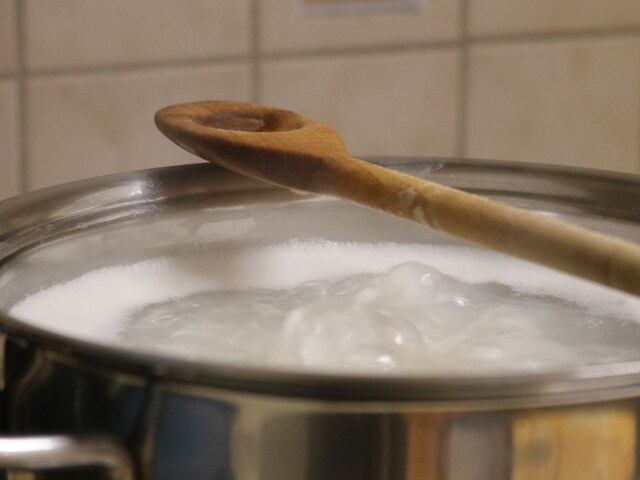 Science Behind Kitchen Hack: How Wooden Spoons Prevent Water From ...