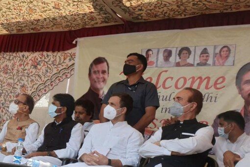 Rahul Gandhi with Ghulam Nabi Azad in Srinagar. (News18)