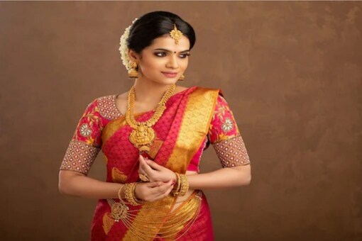 Traditional eye makeup is incomplete without using kajal on the eyelids. 