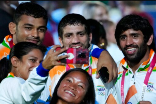 Indian athletes at Tokyo Olympics closing ceremony (AP)