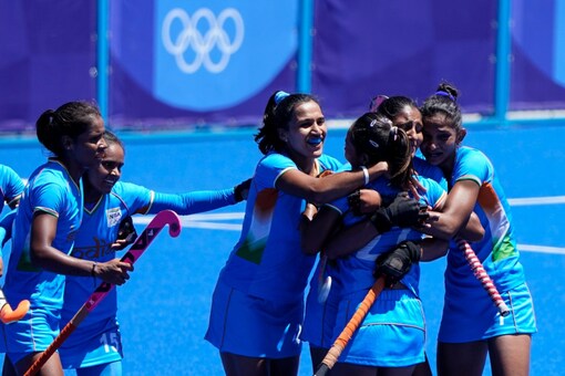 टोक्यो ओलंपिक में भारत की महिलाएँ चौथे स्थान पर रहीं।  (एपी फोटो)