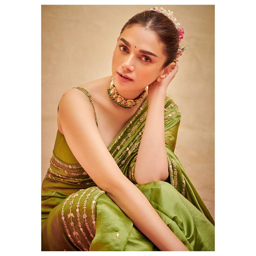 Aditi Rao Hydari looks beautiful in the green saree.