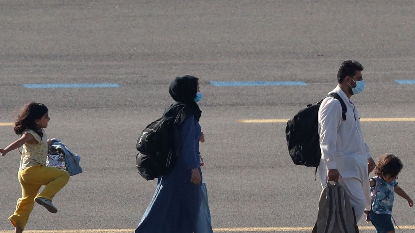 Ragazza afgana salta sulla pista dell’aeroporto belga, Twitter dice: “La migliore foto dell’anno”