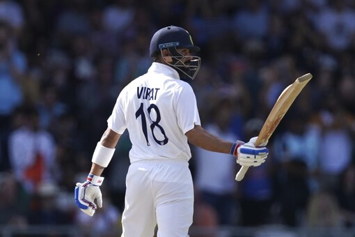 भारत के कप्तान विराट कोहली इंग्लैंड और भारत के बीच तीसरे टेस्ट क्रिकेट मैच के चौथे दिन के दौरान पचास रन बनाने का जश्न मनाने के लिए अपना बल्ला उठाते हैं।  (एपी)