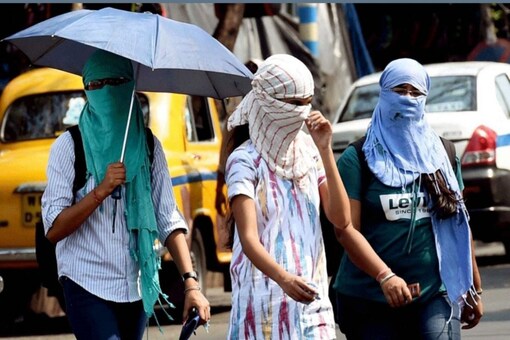 दिल्ली में शुक्रवार को उमस भरा मौसम रहा।  (पीटीआई)