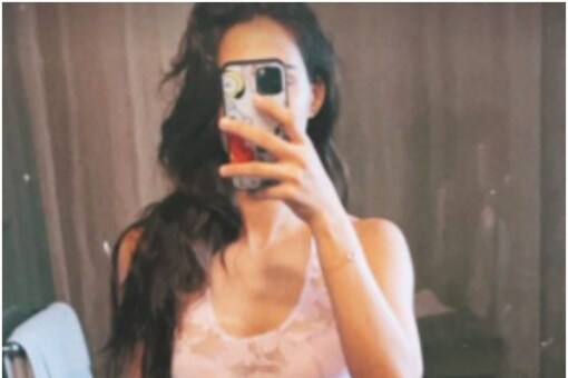 How do you like Disha Patani's mirror selfie?