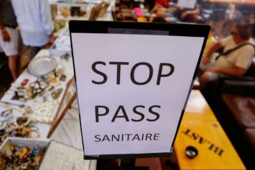 A coronavirus disease (COVID-19) health pass poster is seen in a restaurant as France brings on tougher restrictions where a proof of immunity will now be required to access most public spaces and to travel by inter-city train, in Nice, France, August 9, 2021. REUTERS/Eric Gaillard/File Photo
A coronavirus disease (COVID-19) health pass poster is seen in a restaurant as France brings on tougher restrictions where a proof of immunity will now be required to access most public spaces and to travel by inter-city train, in Nice, France, August 9, 2021. REUTERS/Eric Gaillard/File Photo