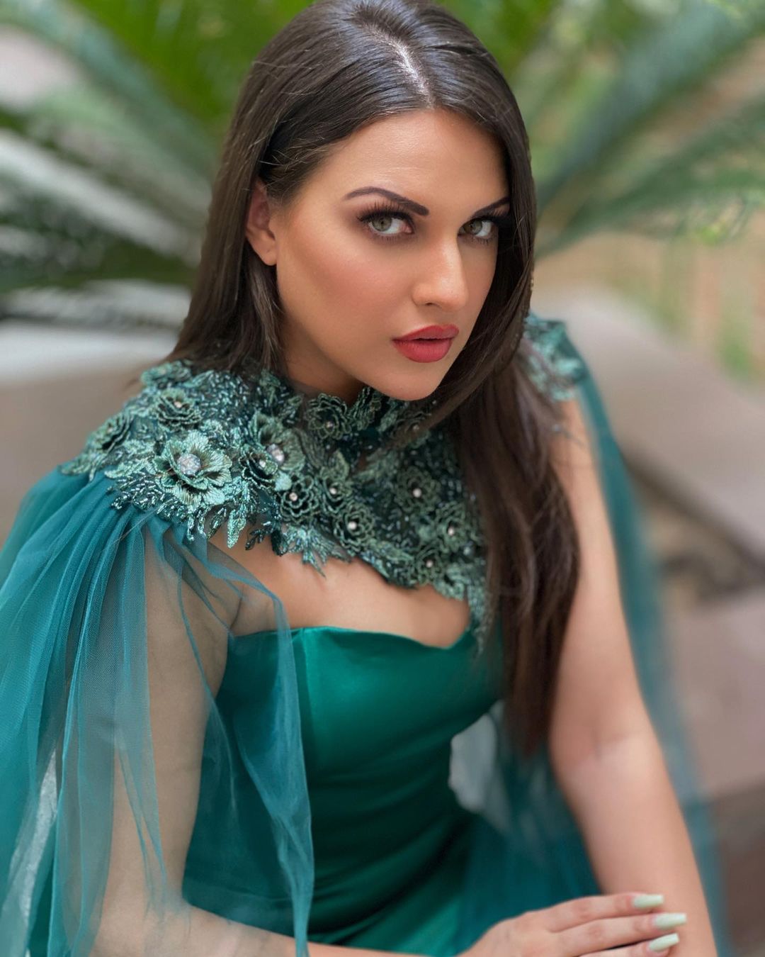 Himanshi Khurana Is An Absolute Stunner, Check Out The Diva's Most ...