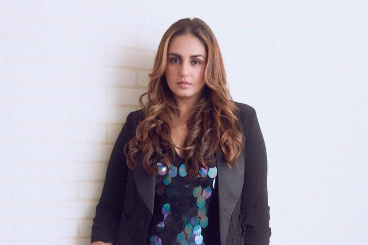 Huma Qureshi Shines And Sparkles In Sequinned Dress, See The Bell Bottom Star Go Glam