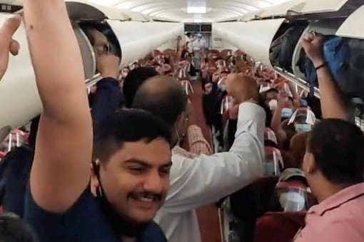 107 भारतीय नागरिकों सहित यात्री, संकटग्रस्त अफगानिस्तान में काबुल से दिल्ली के लिए IAF की विशेष प्रत्यावर्तन उड़ान में सवार होते हुए प्रतिक्रिया करते हैं।  (पीटीआई)