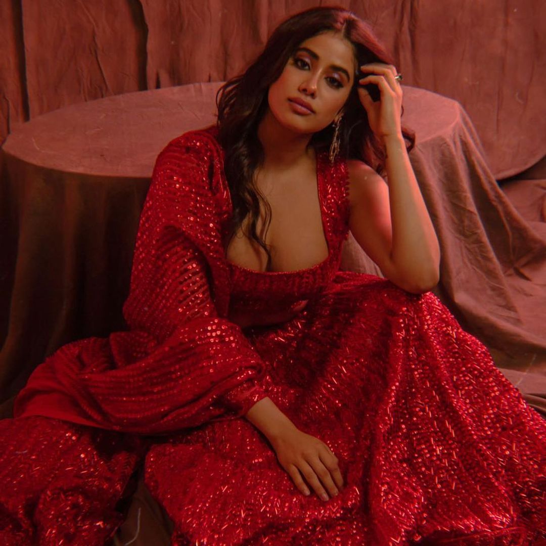 Janhvi Kapoor oozes oomph in the all-red lehenga.