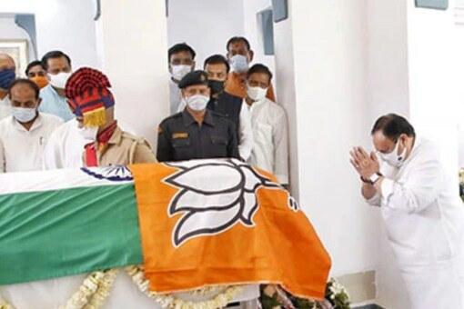 उत्तर प्रदेश के पूर्व मुख्यमंत्री कल्याण सिंह के शव को भारतीय जनता पार्टी में लिपटे और भारतीय ध्वज की एक तस्वीर ने सोशल मीडिया पर विवाद खड़ा कर दिया है।  (छवि: @BJP4India/ट्विटर)