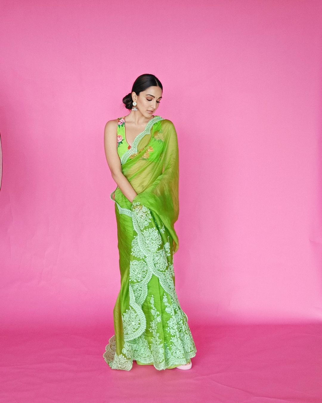 Kiara Advani looks beautiful in the embroidered green saree.