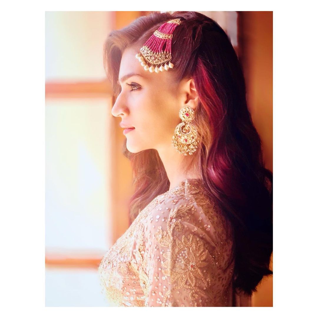Kriti Sanon looks pretty in the traditional style jewellery. 