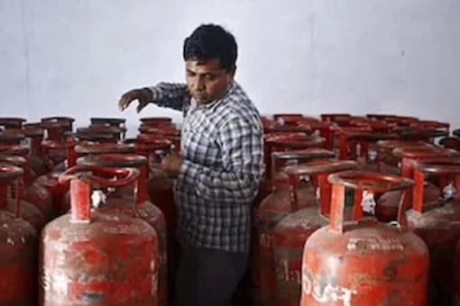LPG Cylinder price became costlier by Rs 100, beginning from December 1. Photo: Reuters 
