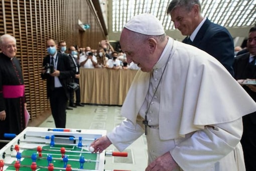 Le pape François avec son baby-foot.  Crédits : AP.