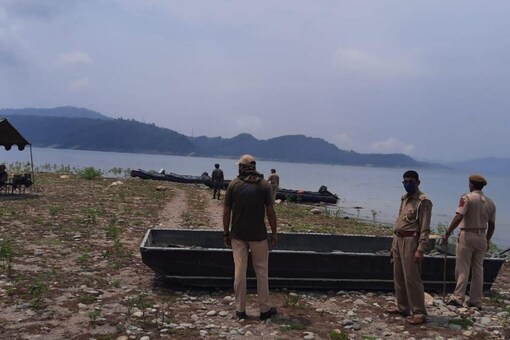 The mortal remains of one of the two pilots of an Army helicopter that crashed into the Ranjit Sagar Dam lake near Pathankot nearly two weeks ago were found, military sources said on August 15. (Image: News18)