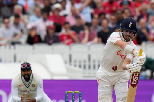 रोरी बर्न्स भारत के इशांत शर्मा (एपी) द्वारा फेंकी गई गेंद से टकराते हैं