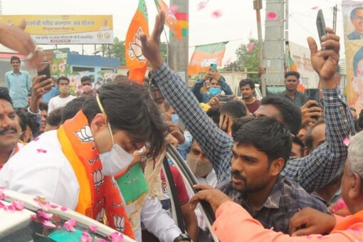 Supporters of Jyotiraditya Scindia greet him during the Jan Ashirwad Yatra. (Twitter)
