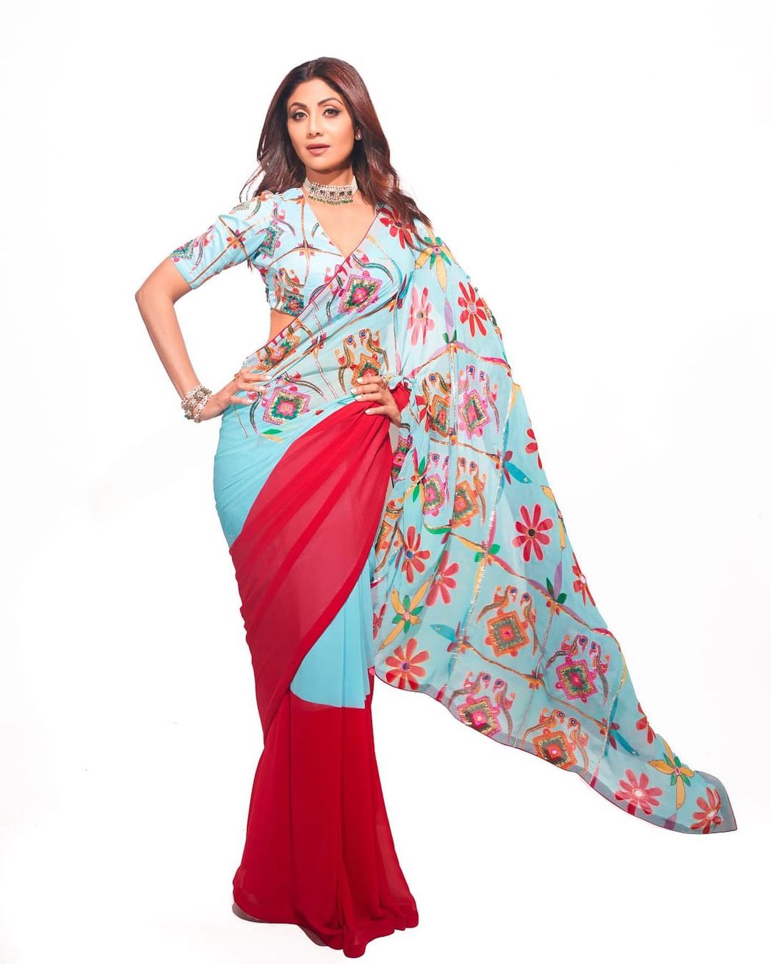 Shilpa Shetty Kundra shows off toned figure in the floral printed saree. 