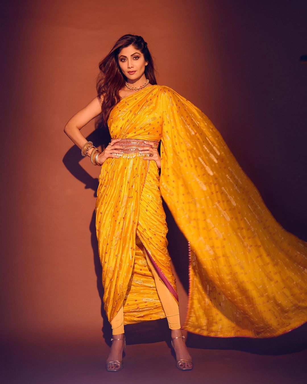 <a href='https://www.news18.com/news/movies/amid-raj-kundras-arrest-shilpa-shetty-says-i-will-live-every-moment-as-fully-as-i-can-4129883.html'>Shilpa Shetty</a> Kundra looks stunning in a dhoti saree.