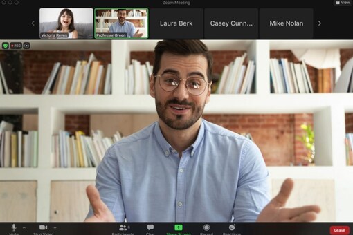 The focus mode icon is always visible in the top-left corner of the video window.