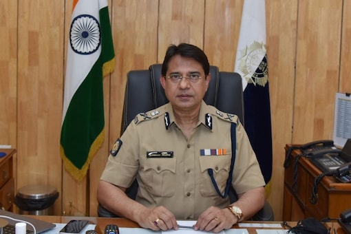 Soumen Mitra visited some of the city's most important streets and traffic points such as Park Street Crossing, Dharmatala, Maidan and Victoria Memorial area. (Image: Kolkata Police/Twitter)