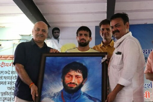 Ravi Dahiya being felicitated (IANS)