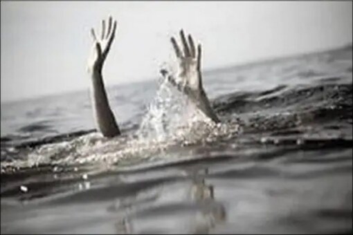 The boat capsized near Virbediya bridge at Jamtara at around 7 pm. (Image: News18/File)