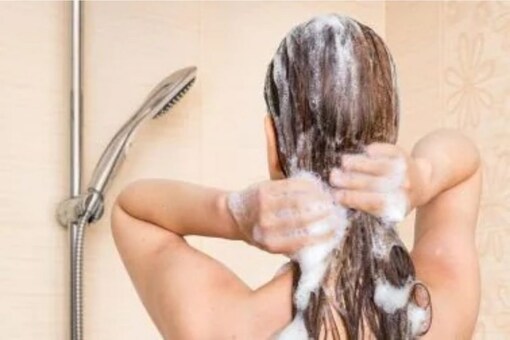 There are many benefits of mixing sugar with shampoo.