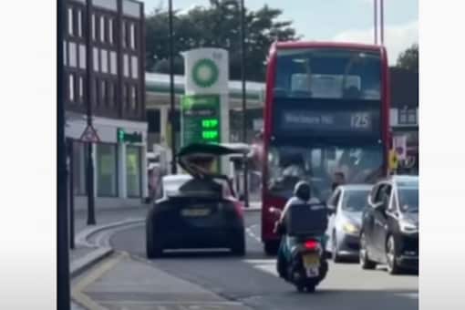 Tesla Model X crashes into a bus in London