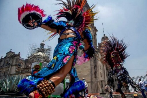 People of all ages performed choreographies that alternate twists, stomps and energetic movements of their limbs, accentuated by their colorful plumes and the rattling of seeds tied on legs. (Image: AFP)