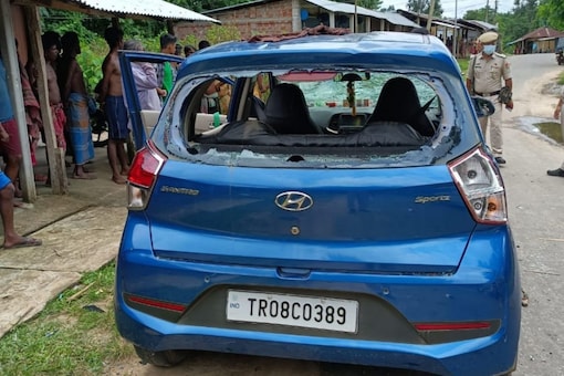 रविवार को त्रिपुरा में टीएमसी सांसद डोला सेन के सचिव घायल हो गए और उनकी कार क्षतिग्रस्त हो गई। 