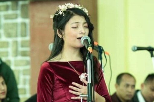 Venetia K Warshong, who is in her first year of college has now become a sensation in the entire North-East due to her melodious and soul-touching version of the song. (Image Credit: News18)