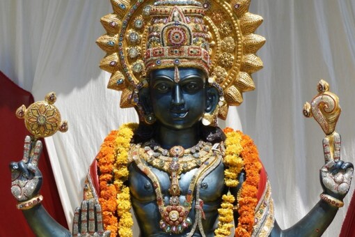 Lord Vishnu, who holds the Sudarshan Chakra, is worshipped on the day of Shravan Putrada Ekadashi. (Image: Shutterstock)
